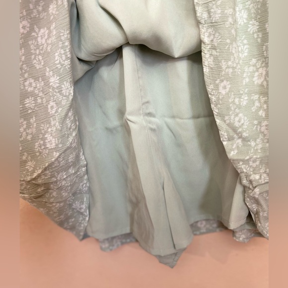 HOLLISTER FLUTTER SLEEVE SMOCKED SKORT DRESS - Picture 8 of 10